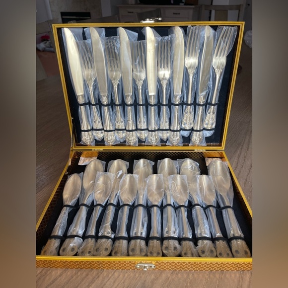 24-Piece Gold Flatware Silverware Set,18/10 Heavy Duty Stainless Steel Flatware - Picture 2 of 5